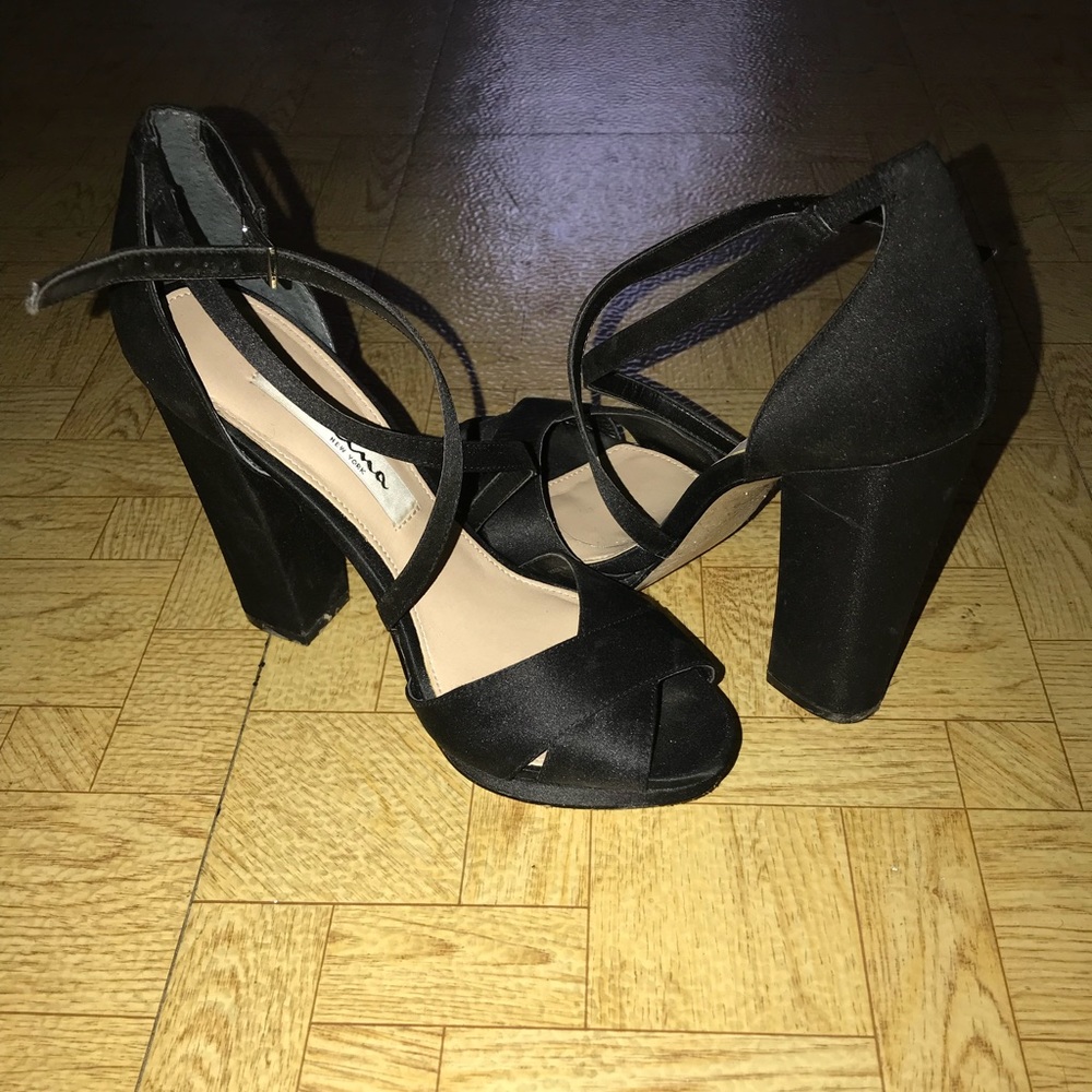 I am selling Nina heels.